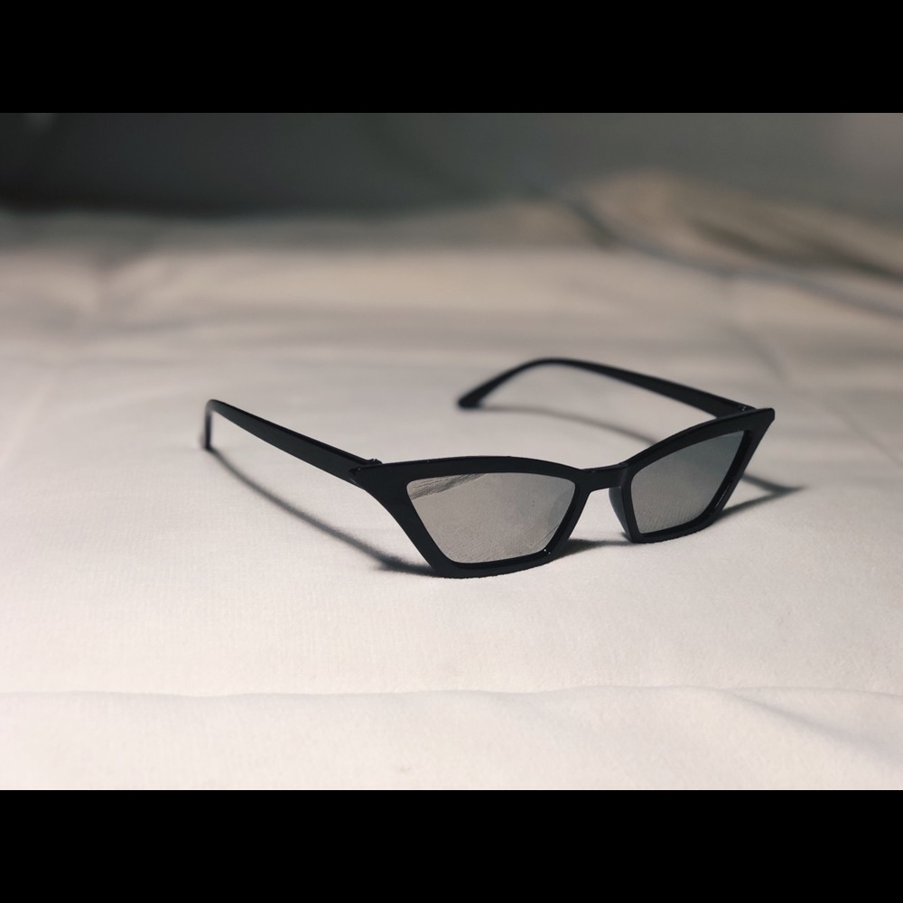 Black reflective lens cat eye sunglasses!